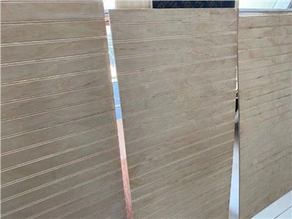 Fyrretræ rillet krydsfiner